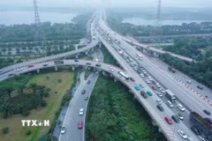Lượng xe lưu thông ùn ứ ở nút giao thông Pháp Vân-Cầu Giẽ. (Ảnh: Minh Đức/TTXVN)