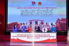 Bà Nguyễn Thị Thanh, Ủy viên Ban Chấp hành Trung ương Đảng, Phó Chủ tịch Quốc hội cùng các đại biểu thực hiện nghi thức phát động cuộc thi. (Ảnh: Minh Đức/TTXVN)