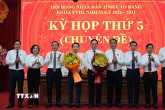 Lãnh đạo Hội đồng Nhân dân, Ủy ban Nhân dân tỉnh Cao Bằng tặng hoa chúc mừng ông Lương Tuấn Hùng (thứ tư từ trái sang). (Ảnh: Chu Hiệu/TTXVN)