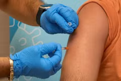 Tiêm vaccine phòng bệnh. (Ảnh: THX/TTXVN)
