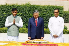 Tổng Bí thư, Chủ tịch nước Tô Lâm đặt vòng hoa tại Khu tưởng niệm Mahatma Gandhi. (Ảnh: Ngọc Thúy/TTXVN)