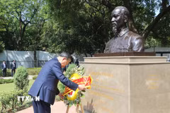 Tổng Bí thư, Chủ tịch nước Tô Lâm đặt vòng hoa tưởng niệm Bác Hồ tại Tượng Chủ tịch Hồ Chí Minh, trong Công viên G20 ở thủ đô New Delhi. (Ảnh: Ngọc Thúy/TTXVN)