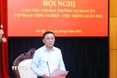Đồng chí Trần Cẩm Tú, Ủy viên Bộ Chính trị, Thường trực Ban Bí thư, Trưởng Đoàn kiểm tra, giám sát số 12 của Bộ Chính trị chủ trì làm việc với Ban Thường vụ Đảng ủy Tập đoàn Viettel. (Ảnh: Phương Hoa/TTXVN)