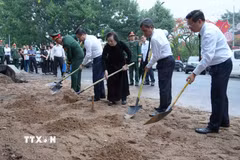 Phó Thủ tướng Phạm Thị Thanh Trà và các đại biểu động thổ khai quật. (Ảnh: Dư Toán/TTXVN)