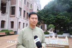 Thạc sỹ Vũ Hải Trường công tác tại Phòng Tuyển sinh của Đại học Hong Kong trả lời phỏng vấn của phóng viên TTXVN. (Ảnh: Xuân Vịnh/TTXVN)