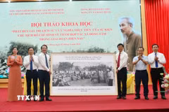 Lãnh đạo Viện Hồ Chí Minh và các lãnh tụ của Đảng tặng bức tranh Bác Hồ về thăm Hợp tác xã Đồng Tâm (tháng 3 năm 1961). (Ảnh: Tạ Toàn/TTXVN)