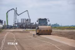 Do thiếu vật liệu san lấp (cát, đá), nhiều gói thầu của dự án cao tốc Châu Đốc-Cần Thơ-Sóc Trăng đoạn qua thành phố Cần Thơ phải thi công cầm chừng. (Ảnh: Thanh Liêm/TTXVN)