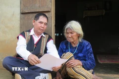 Cán bộ người dân tộc thiểu số tuyên truyền về bầu cử. (Ảnh: Dư Toán/TTXVN)