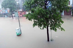 Các tuyến đường ngập sâu trong nước do cơn mưa kéo dài từ 19h ngày 20/6. (Ảnh: Trần Trang/TTXVN)