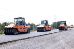 Nhà thầu tổ chức thi công thảm nhựa những mét cuối cùng trên tuyến cao tốc Vạn Ninh-Cam Lộ đoạn qua tỉnh Quảng Bình. (Ảnh: Quốc Khánh/TTXVN)