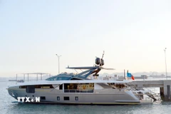 Siêu du thuyền Azimut Grande 32 METRI giá trị khoảng 600 tỷ đồng tại Vịnh Hạ Long, phục vụ dòng khách siêu giàu. (Ảnh: Thanh Vân/TTXVN)