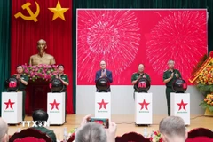 Các đại biểu thực hiện nghi thức ấn nút ra mắt Báo Quân đội nhân dân điện tử tiếng Nga. (Ảnh: Trọng Đức /TTXVN)