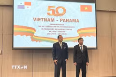 Bộ trưởng Ngoại giao Panama Javier Martínez-Acha Vásquez và Đại sứ Việt Nam tại Mexico kiêm nhiệm Panama Nguyễn Văn Hải tại Lễ kỷ niệm. (Ảnh: TTXVN phát)