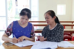 Lấy ý kiến cử tri tại tổ dân phố 6, phường Tân Lợi, thành phố Buôn Ma Thuột. (Ảnh: Hoài Thu/TTXVN)