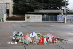 Người dân đặt nến và hoa tại một điểm tưởng niệm ngay trước trụ sở của Liên hợp quốc ở thành phố Geneva. (Ảnh: Anh Hiển/TTXVN)