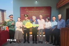 Trao tặng nhà mới cho người dân vùng lũ ở Gia Lai. (Ảnh: Sỹ Thắng/TTXVN)