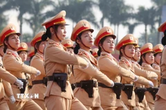 Khối nữ Cảnh sát giao thông tham gia duyệt đội ngũ. (Ảnh: Phương Hoa/TTXVN)