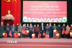 Phó Thủ tướng Nguyễn Chí Dũng trao quà cho các gia đình chính sách, người có công và hộ nghèo, hộ cận nghèo tại xã Ân Thi. (Ảnh: Thế Duyệt/TTXVN)