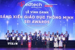 Các đơn vị, tổ chức nhận giải hạng mục "Sáng tạo giáo dục của năm/Nhà lãnh đạo giáo dục đổi mới sáng tạo." (Ảnh: Hoàng Hiếu/TTXVN)