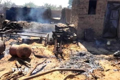 Ngôi nhà bị hư hại do xung đột tại El-Fasher, Sudan. (Ảnh: THX/TTXVN)