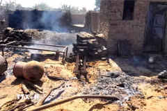 Ngôi nhà bị hư hại do xung đột tại El-Fasher, Sudan. (Ảnh: THX/TTXVN)