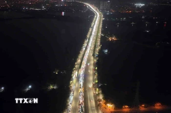 Ùn tắc kéo dài tại tuyến cao tốc Pháp Vân-Cầu Giẽ hướng vào trung tâm Thủ đô (ảnh chụp lúc 23h). (Ảnh: Phạm Kiên/TTXVN)
