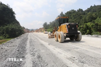 Thi công tuyến cao tốc Đồng Đăng-Trà Lĩnh. (Ảnh: Chu Hiệu/TTXVN)