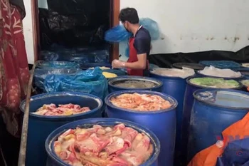 Gia Lai: Cận cảnh những thùng da lợn, mỡ lợn đã bốc mùi tại cơ sở lạp xưởng