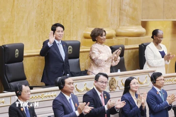 Chủ tịch nước Lương Cường phát biểu chính sách với các Nghị sỹ Quốc hội Angola. (Ảnh: Lâm Khánh/TTXVN)