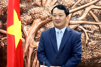 Ủy viên Trung ương Đảng, Bí thư Tỉnh ủy Tuyên Quang Hầu A Lềnh trả lời phỏng vấn báo chí. (Ảnh: Quang Cường/TTXVN)