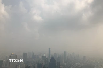 Khói mù ô nhiễm bao phủ bầu trời tại Bangkok, Thái Lan. (Ảnh: THX/TTXVN)