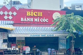 Tiệm Bánh mì cóc cô Bích tại địa chỉ 112A Nguyễn Thái Sơn đã tạm ngừng kinh doanh sau khi nhiều người nhập viện do ngộ độc thực phẩm. (Ảnh: Đinh Hằng/TTXVN)