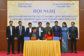 Ký kết bàn giao hồ sơ người ứng cử Đại biểu Quốc hội khóa XVI và đại biểu Hội đồng Nhân dân tỉnh Điện Biên khóa XVI, nhiệm kỳ 2026-2031. (Ảnh: Xuân Tư/TTXVN)