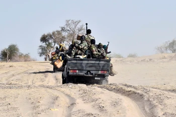 Binh sỹ Niger tuần tra tại khu vực Bosso. (Ảnh: AFP/TTXVN)