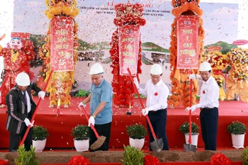Các đại biểu làm lễ động thổ, khởi công dự án. (Ảnh: Hưng Thịnh/TTXVN)