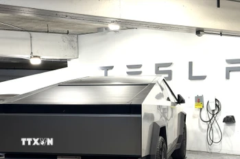 Một trạm sạc của Tesla bên trong tòa nhà ở thành phố Chicago. (Ảnh: Ngọc Quang/TTXVN)