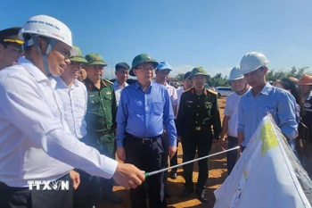 Phó Thủ tướng Hồ Quốc Dũng kiểm tra tiến độ dự án đường cao tốc Quy Nhơn-Pleiku. (Ảnh: Sỹ Thắng/TTXVN)