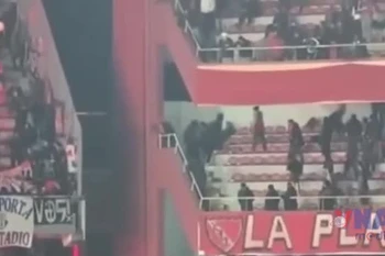 Cảnh hỗn loạn giữa cổ động viên Argentina và Chile ở giải Copa Sudamericana