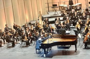 Nghệ sỹ biểu diễn tại chương trình. (Ảnh: Phương Lan/TTXVN)