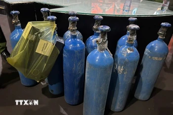 Bình chứa "khí cười" N2O. (Ảnh: TTXVN phát)