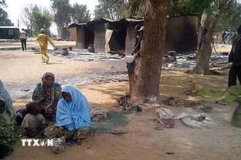 Những ngôi nhà bị phá hủy sau một vụ tấn công tại Nigeria. (Ảnh: Getty Images/TTXVN)