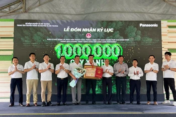 Ông Marukawa Yoichi, Tổng giám đốc Panasonic Việt Nam nhận chứng nhận kỷ lục “1 triệu cây xanh được trồng tại Việt Nam trong thời gian ngắn nhất” từ Tổ chức Kỷ lục Việt Nam.