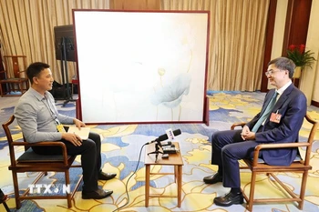 Bí thư Đảng ủy Khu tự trị dân tộc Choang Quảng Tây (Trung Quốc) Trần Cương trả lời phỏng vấn phóng viên TTXVN tại Bắc Kinh. (Ảnh: Quang Hưng/TXVN)