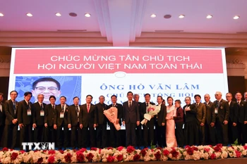 Ban chấp hành Hội người Việt Nam toàn Thái Lan nhiệm kỳ 2026-2028. (Ảnh: Đỗ Sinh/TTXVN)
