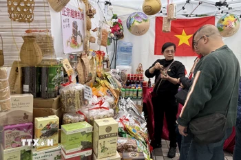 Khách tham quan và tìm hiểu các sản phẩm tại gian hàng của Cơ quan Thương vụ Việt Nam tại Hong Kong. (Ảnh: Mạc Luyện/TTXVN)