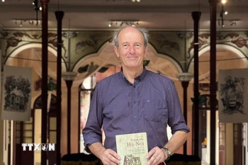 Chuyên gia kinh tế Martín Rama là tác giả cuốn sách “Hà Nội - Một chốn rong chơi” (giải thưởng Bùi Xuân Phái năm 2014) và “Vì tình yêu Hà Nội” (2023) về bảo tồn di sản và phát triển đô thị. (Ảnh: TTXVN phát)