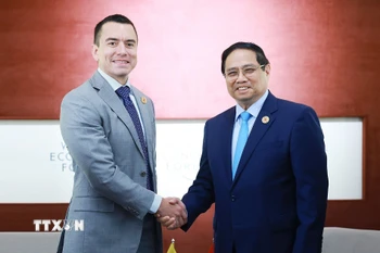 Thủ tướng Phạm Minh Chính gặp Tổng thống Ecuador Daniel Noboa. (Ảnh: Dương Giang/TTXVN)