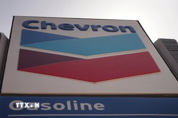 Biểu tượng tập đoàn Chevron tại một trạm xăng ở El Monte, Los Angeles, California, Mỹ. (Ảnh: THX/TTXVN)