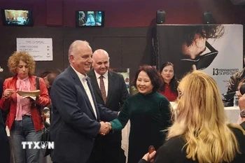 Đại sứ Phạm Thị Thu Hương và các quan chức Hy Lạp tại lễ khai mạc tuần phim. (Ảnh: ĐSQ cung cấp/TTXVN phát)