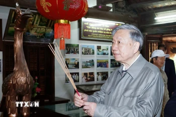 Tổng Bí thư Tô Lâm dâng hương tại Khu lưu niệm đồng chí Tô Hiệu, tỉnh Hưng Yên. (Ảnh: Thống Nhất/TTXVN)